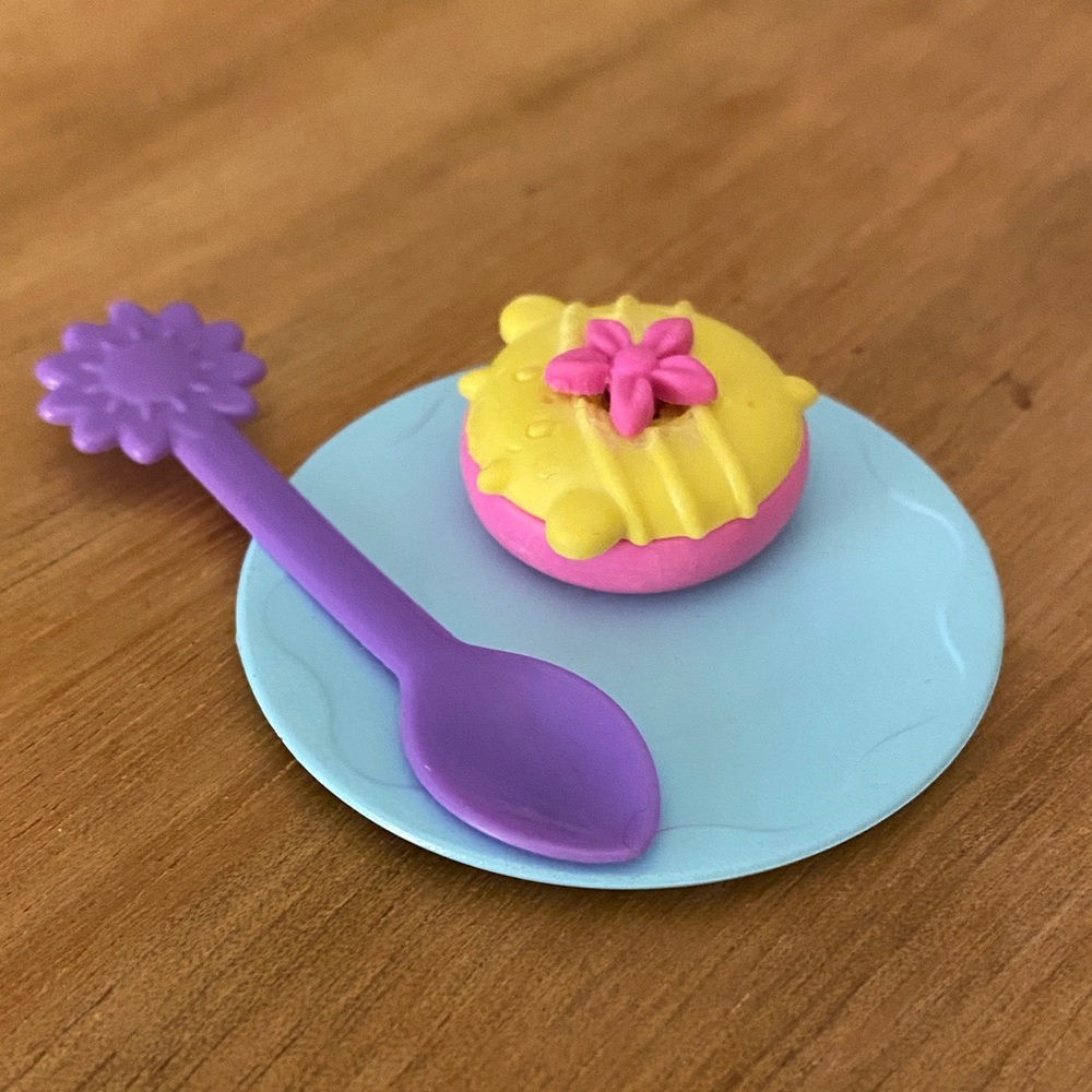 Paradise Kids plastic plate 2”, purple spoon, donut